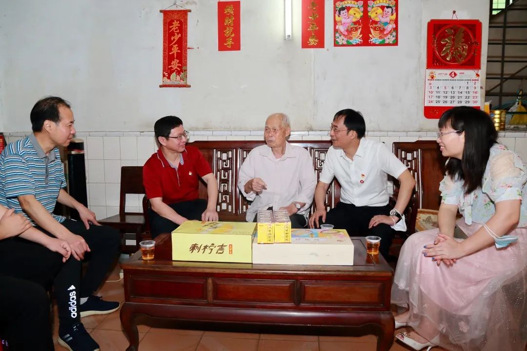 強(qiáng)國(guó)復(fù)興有我 傳承勞模精神——白云山光華公司領(lǐng)導(dǎo)“五一”前夕走訪慰問(wèn)勞動(dòng)模范和基層一線員工